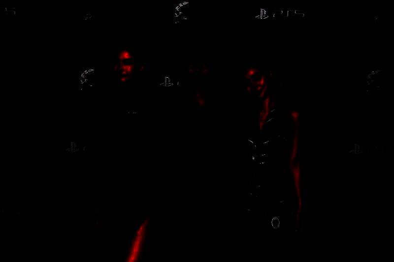 小岛秀夫与劳伦·蔡、忽那汐里合影