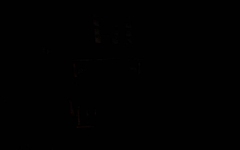 玩家角色尝试从外部攀爬至二楼窗户