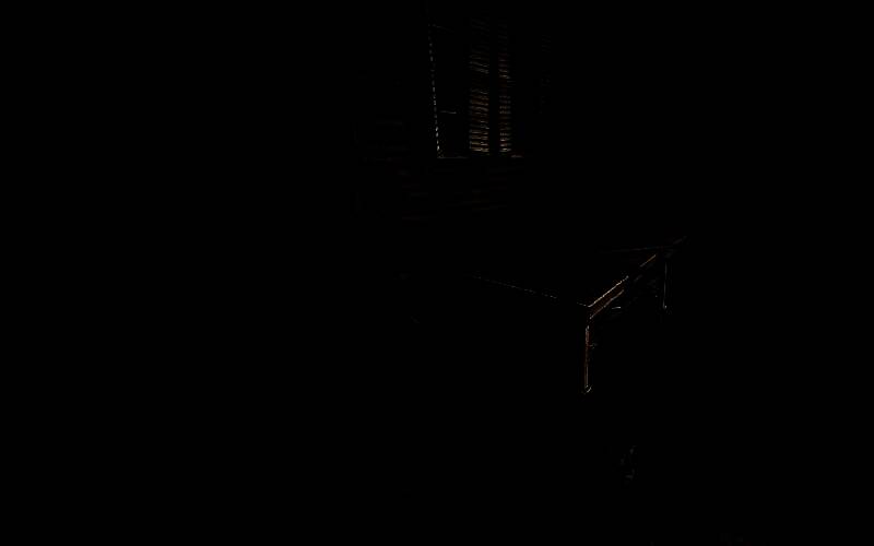 角色站在木箱上准备向上攀爬