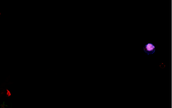 玩家在野外探索，发现闪光宠物并准备投掷精灵球