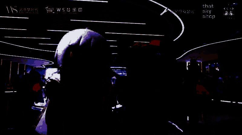 光之子们在快闪店前排队选购限量版周边产品