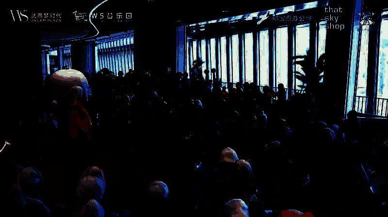 光之子们在友乐日活动现场进行互动游戏，气氛轻松愉快