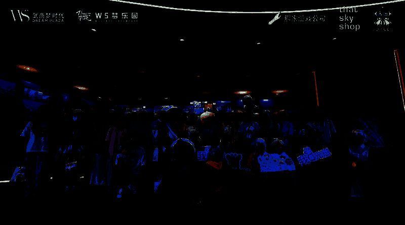 光之子们在活动现场合影留念，背景是象征友情与梦想的光之花墙