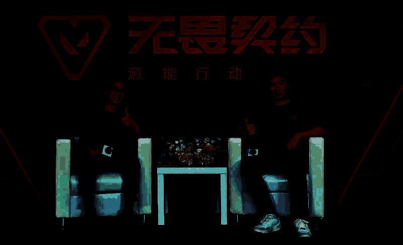 夜间灯光秀下的K/O装置闪耀全场，人群欢呼不断