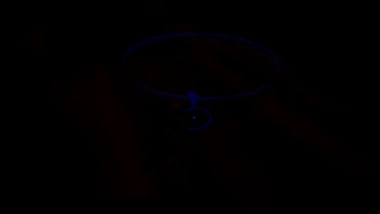 梅歇尔在战斗中灵活穿梭，利用音箱与舞台进行战术牵制