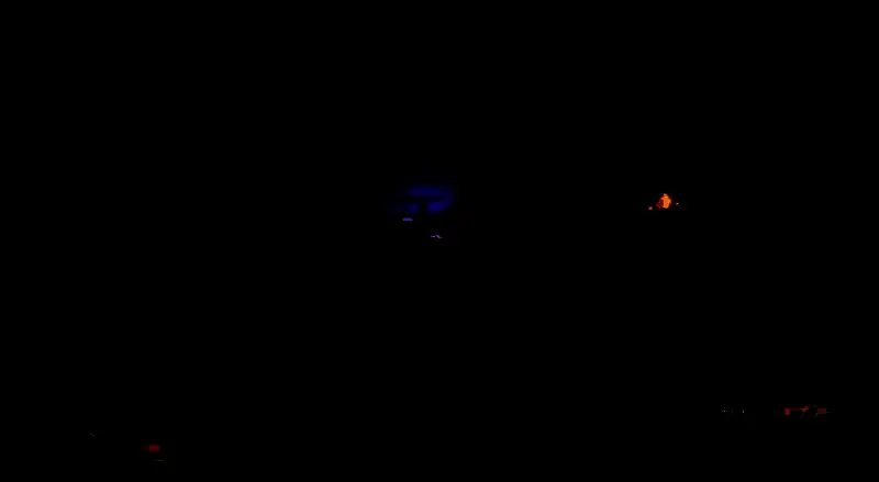 地牢内部场景，地面散落着武器碎片与古老卷轴