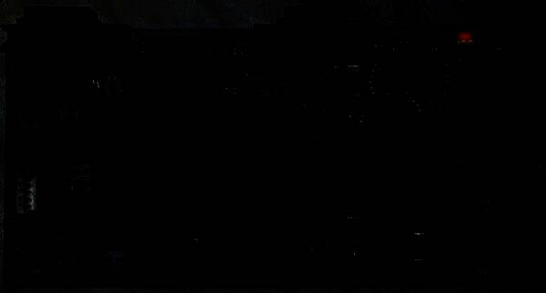 Lorentio Brodesco正在研究PS1主板，桌上摆放着显微镜和电路图纸