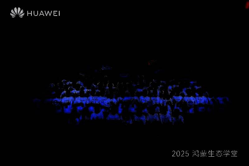 全体学员与讲师合影留念，共同见证鸿蒙生态新篇章开启