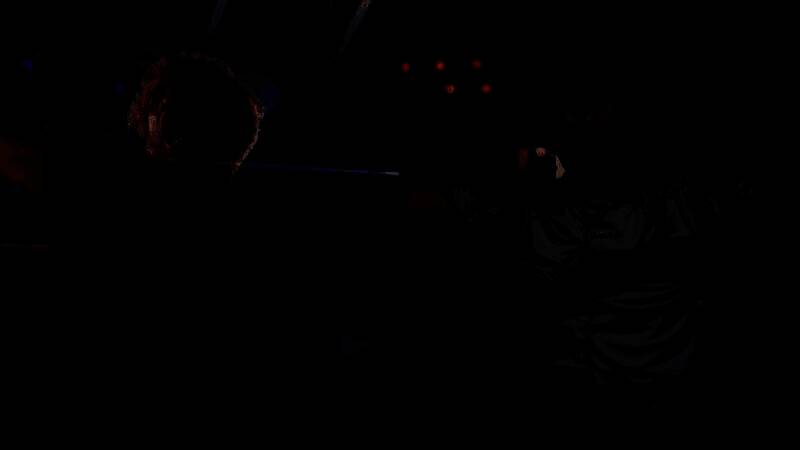 狼队电竞在比赛中专注对局，气氛紧张而热烈