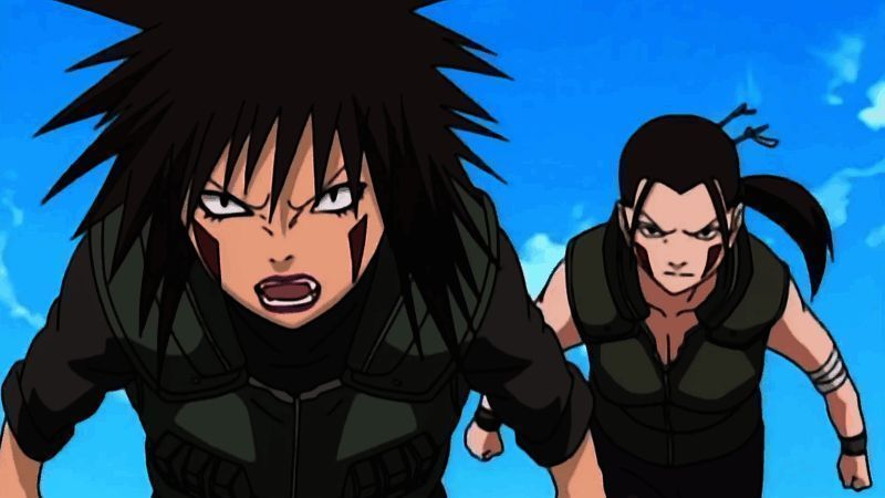 犬塚花在游戏主界面微笑站立，背景为木叶村庄