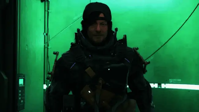 小岛秀夫在工作室剪辑《死亡搁浅2》最终预告片的画面