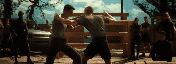 游戏角色使用高科技设备破解门锁，周围布满警戒士兵