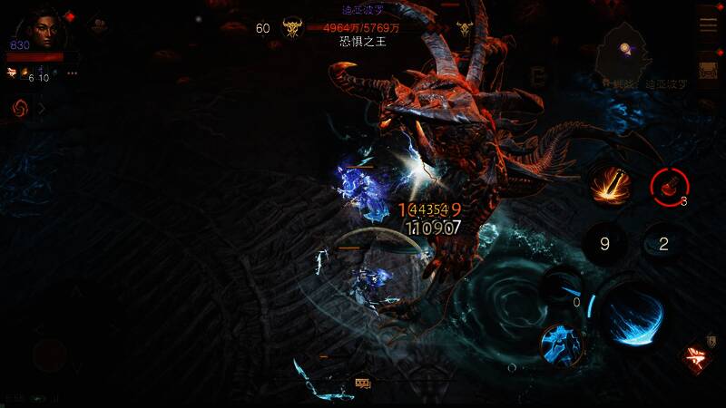 玩家组队挑战魔神，技能特效炫目，场面激烈壮观