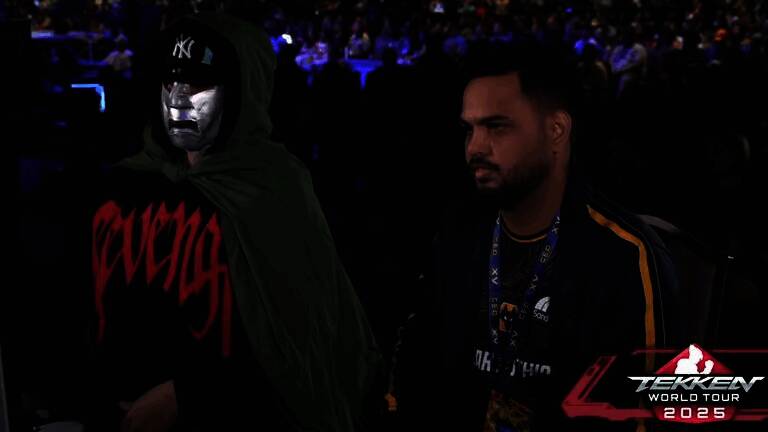 《铁拳世界巡回赛》中一名选手身穿毁灭博士服装，神情严肃地站在比赛台中央