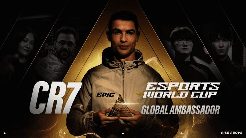 克里斯蒂亚诺·罗纳尔多身穿电竞世界杯宣传T恤，面带自信微笑站在舞台中央