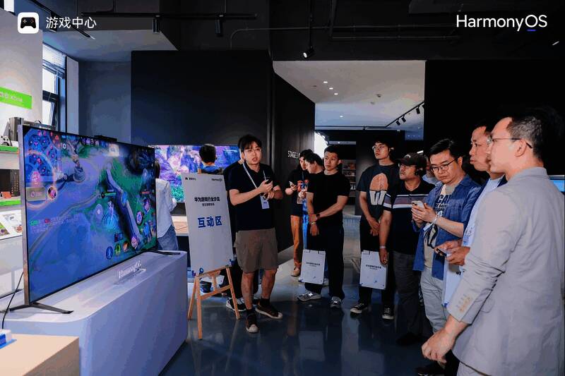 游戏演示画面，展示不同设备间的无缝切换