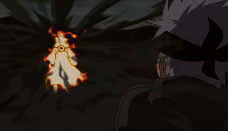 鸣人操控九喇嘛的力量，与敌方展开激烈对抗