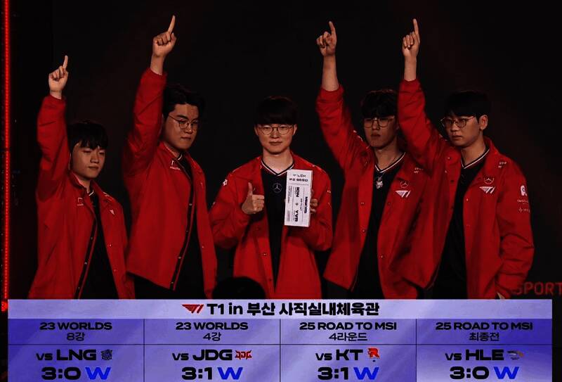 T1战队在比赛中展现压倒性实力，选手神情专注操作精准