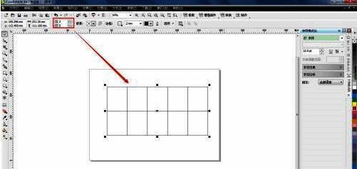 正在绘制表格的操作演示画面