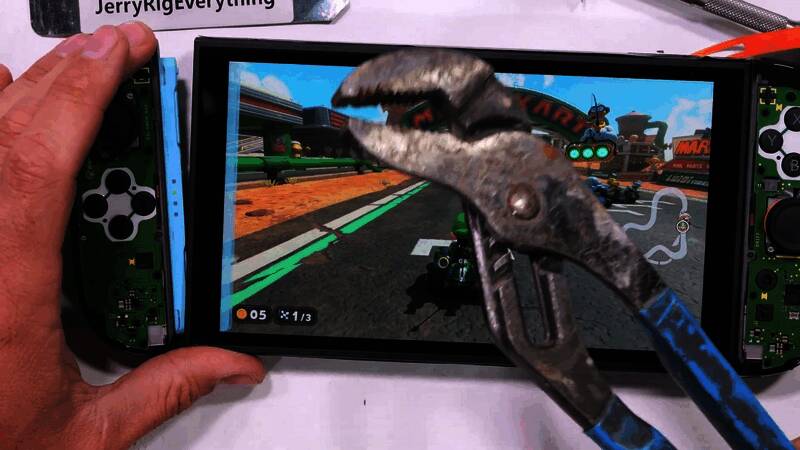 慢镜头显示玻璃碎裂瞬间