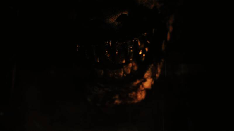 格蕾丝在废弃医院中探索，周围布满灰尘与破损设施