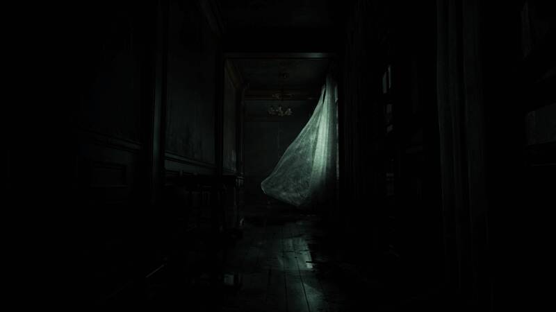 格蕾丝使用螺丝起子打开工具箱的画面，展示细致操作