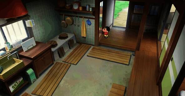 小新家内部截图，客厅布置温馨，墙上挂着家庭照片