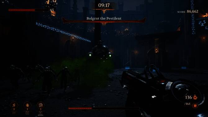 游戏界面展示武器升级系统，多种武器图标排列整齐供选择