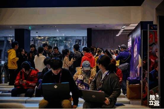 活动现场配备齐全的工位与休息区，确保选手舒适体验