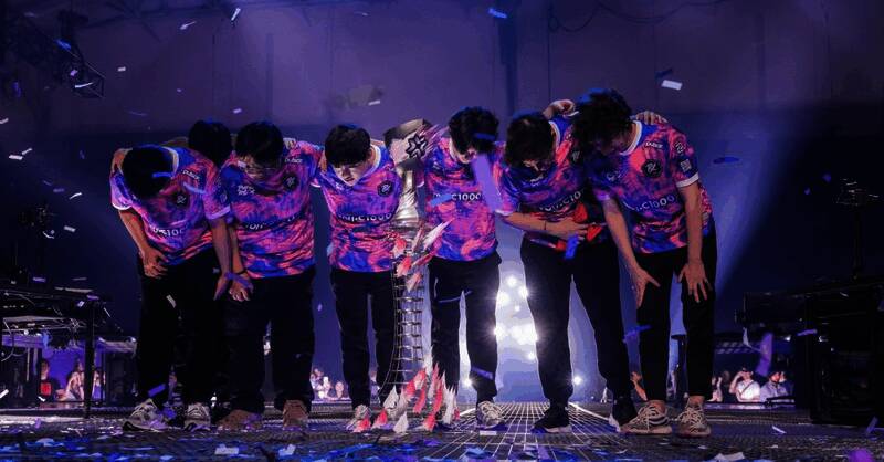 Paper Rex战队成员庆祝夺冠瞬间，队员高举奖杯，现场气氛热烈