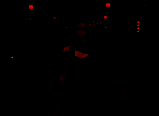 剧情场景截图，寂寞娃娃与主角对话，背景为西子湖畔美景