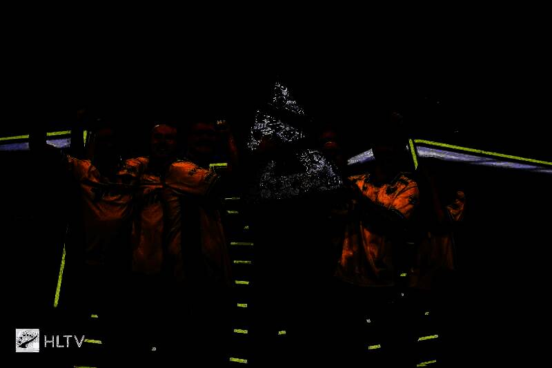 Vitality战队成员在BLAST.tv奥斯汀Major决赛中庆祝胜利的瞬间，队员激情拥抱