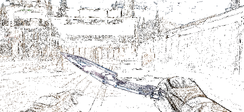 瀚星斩铁军刀检视动作展示，刀身反射出冷冽光芒