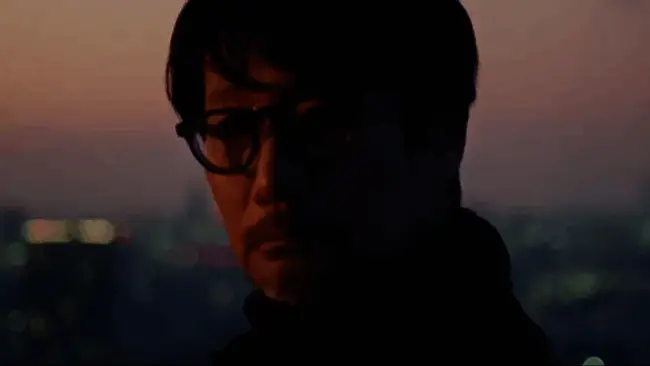 小岛秀夫在开发者大会上讲述设计理念，神情专注