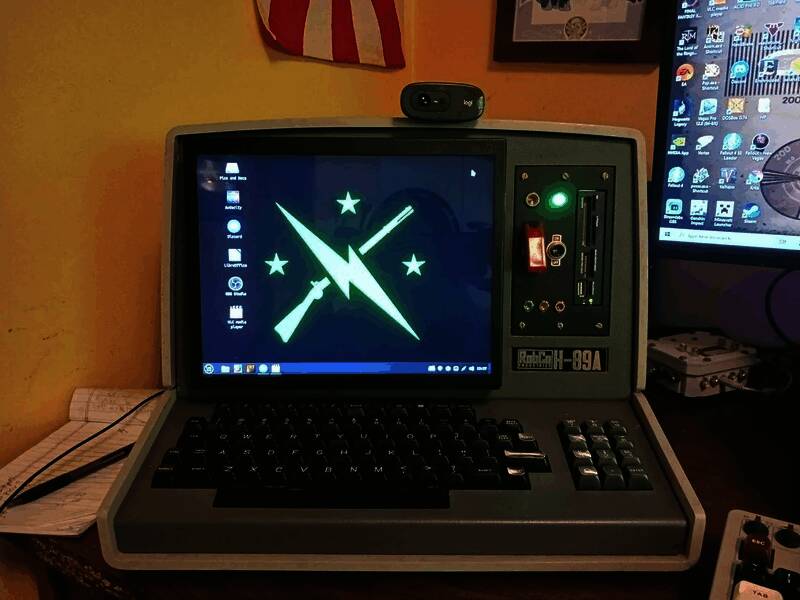 自制《辐射》终端正面图，复古电脑外壳贴有辐射主题贴纸，界面显示终端启动画面