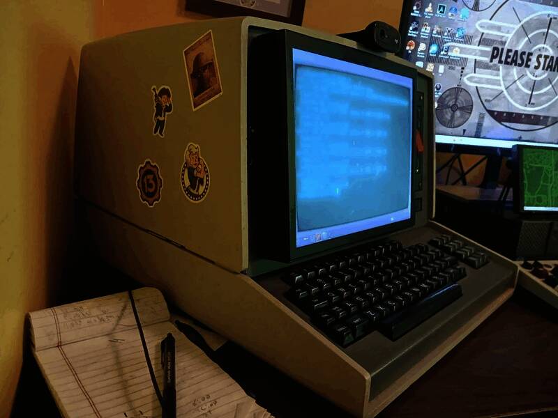 终端屏幕特写，显示辐射风格的操作界面，背景为义勇军标志图案