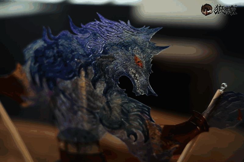 皮影制作过程展示图，呈现雕刻与上色细节