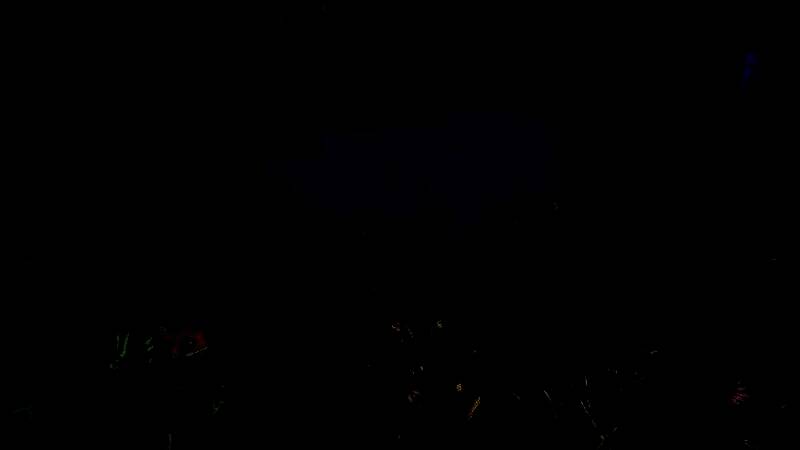 Hypixel工作室成员合影，背景为《Hytale》开发中的工作场景