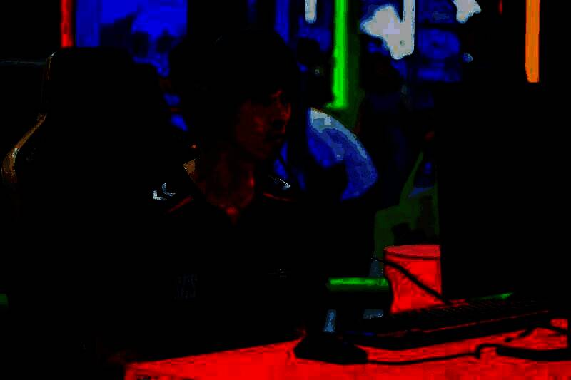 比赛现场座无虚席，观众屏息凝神观看对战