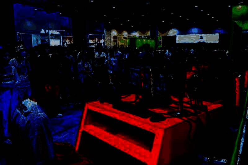 选手们在舞台中央进行激烈比拼