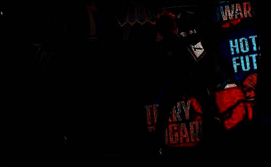 不知火舞与粉丝合影，笑容灿烂