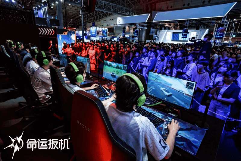 《命运扳机》载具展示图，四座越野车与单人摩托车在空岛间飞驰