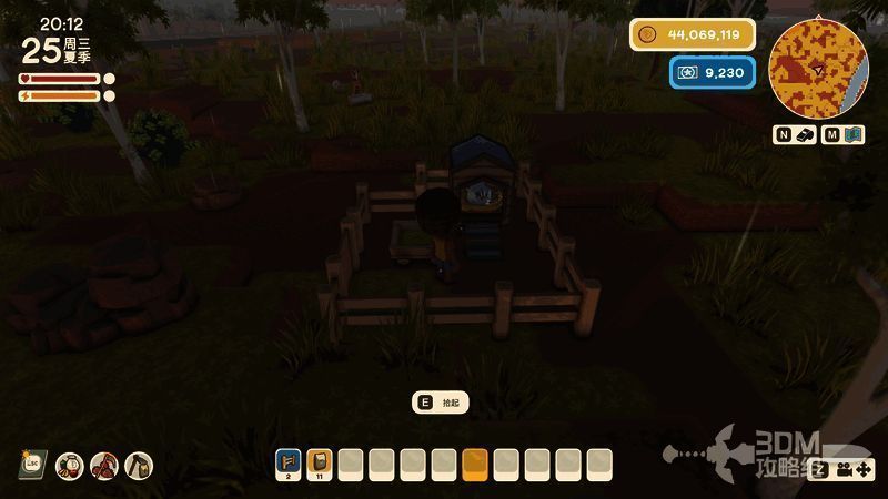 将购买的小鸡放入鸡舍中