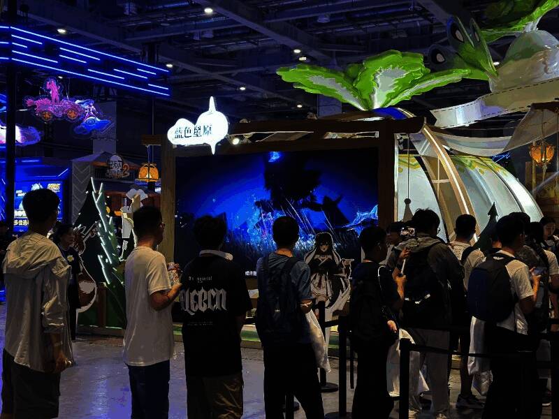 玩家佩戴试玩手环有序进入体验区，现场秩序井然