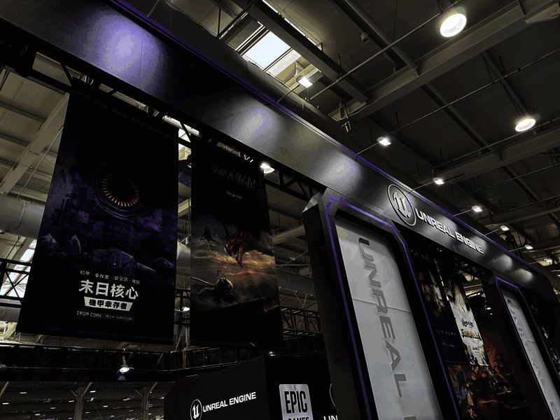 多个角色机甲并肩作战，画面特效炫目