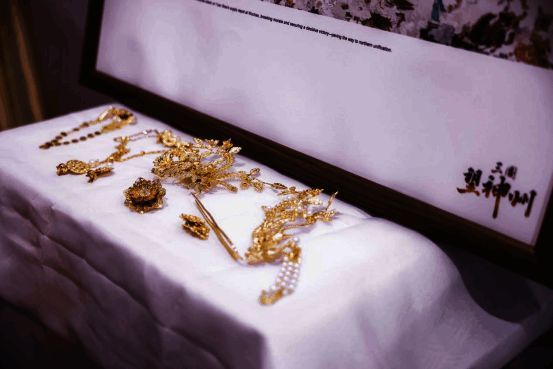 游戏画面展示水墨风格的战场场景，人物造型古韵十足