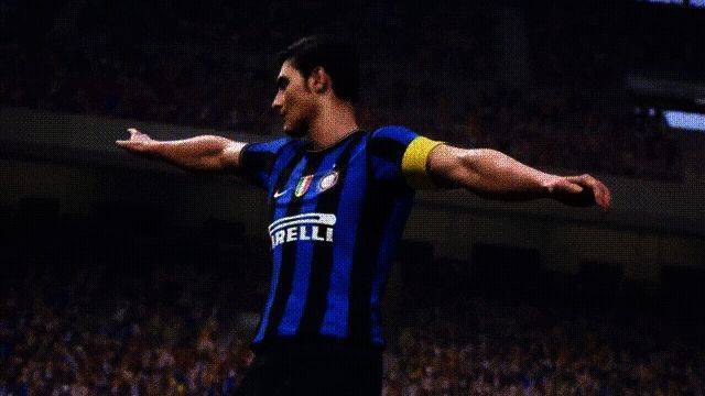 曼城前锋在禁区内高高跃起头球破门，展现惊人爆发力