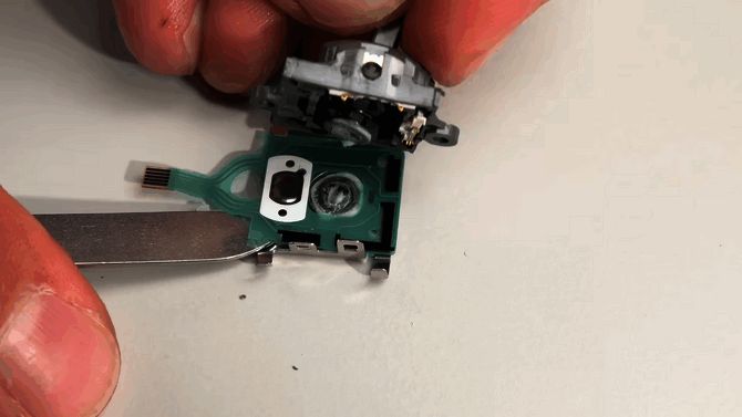 NS2 Pro手柄正面展示，金属质感强烈，造型精致