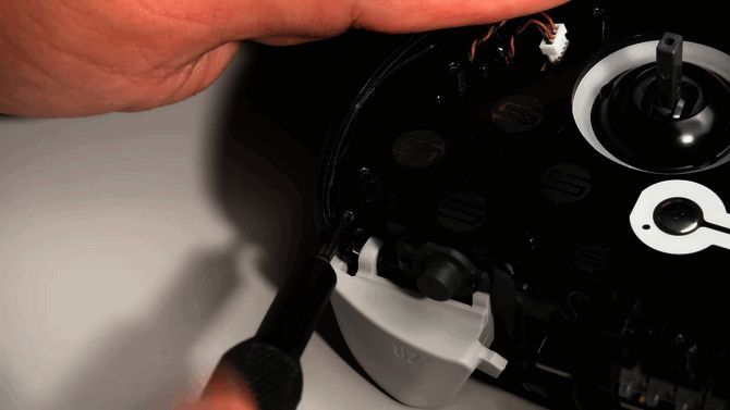 手柄背面视角，清晰可见内部电路板与连接线布局