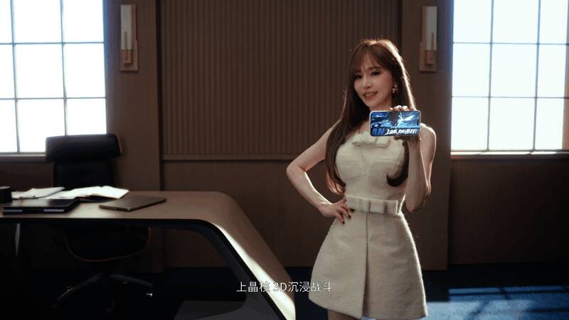 王心凌在飞浪岛舞台上热舞，背景是绚丽的霓虹灯光与游戏元素